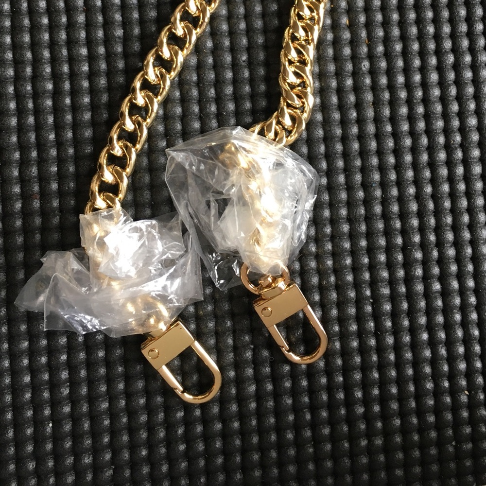Crossbody Chainstrap - Picture 4 of 7